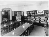 Utlåningsdisk och bord på barnavdelningen på Fabriksgatan. 1933