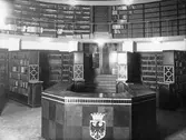 Utlåningsdisk med stadsvapen på Örebro Stadsbibliotek på Fabriksgatan, 1932
