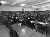 Besökare i läsesalen på Örebro Stadsbibliotek på Fabriksgatan, 1940-tal