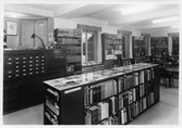 Upplysningsdisken i läsesalen på Örebro Stadsbibliotek på Fabriksgatan, 1951