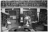 Unga låntagare på Örebro Stadsbibliotek på Fabriksgatan, 1932 efter