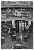 Låntagare i utlåningssalen på Örebro Stadsbibliotek på Fabriksgatan, 1940-tal