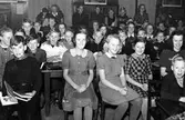 Besökande barn på Örebro Stadsbibliotek på Fabriksgatan, 1944 ca