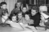 Läsestund på Örebro Stadsbibliotek på Fabriksgatan, 1951