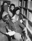 Ivriga låntagare på Örebro Stadsbibliotek på Fabriksgatan, 1949 ca