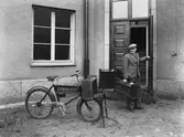 Cykelbud från Centralbiblioteket på Fabriksgatan, 1950-tal