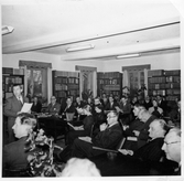 Mötesdeltagare på Örebro Stadsbibliotek på Fabriksgatan, 1940-tal