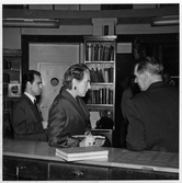 Mötesdeltagare på Örebro Stadsbibliotek på Fabriksgatan, 1940-tal