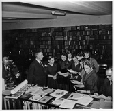 Mötesdeltagare på på Örebro Stadsbibliotek på Fabriksgatan, 1940-tal