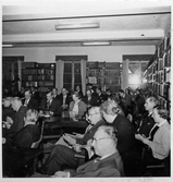 Mötesdeltagare på Örebro Stadsbibliotek på Fabriksgatan, 1940-tal