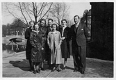 Grupp utanför Konserthuset på Fabriksgatan, 1950-tal