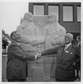 Handskakning vid staty, 1950-tal