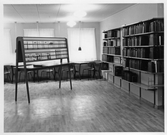 Bokhyllor och studiebord på Stadsbibliotekets filial på norr, 1955