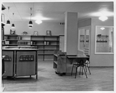 Informationsdisk, bokvagn och kapprum på Stadsbibliotekets filial på norr, 1955