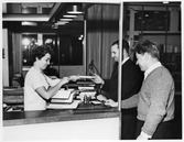 Utlåningsdisk på biblioteket i Baronbackarna, 1960