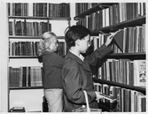 Unga besökare på biblioteket i Baronbackarna, 1960