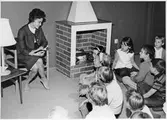 Sagostund på barnavdelningen på Stadsbiblioteket på Fabriksgatan, 1960 ca