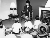 Sagostund på barnavdelningen på Stadsbiblioteket på Fabriksgatan, 1960 ca