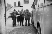 Besök vid bokbuss i Basttjärn, 1964 ca