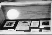 Utställningsmonter i biblioteksfilialen i Tybble Centrum, 1961 ca