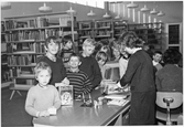 Utlåningsdisk i biblioteksfilial i Markbackens skola, 1965