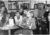 Unga läsare i biblioteksfilial i Markbackens skola, 1965