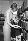 Bibliotekarie och elev på ungdomsavdelningen på biblioteksfilialen i Markbackens skola, 1966