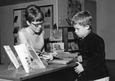 Biblitekarier och elev i biblioteksfilial i Markbackens skola, 1966
