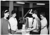 Utlåningsdisken på Örebro Stadsbibliotek på Fabriksgatan, 1966