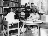 Läsvrå på ungdomsavdelningen på stadsbiblioteket på Fabriksgatan, 1966