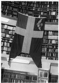 Flagga över järnvägsutställningen på Örebro stadsbibliotek på Fabriksgatan, 1966
