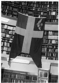 Flagga över järnvägsutställningen på Örebro stadsbibliotek på Fabriksgatan, 1966