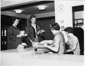 Utlåningsdisk på Varberga filialbibliotek, 1967