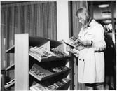 Besökare vid tidningshyllan på Varberga filialbibliotek, 1967