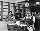 Utlåningsdisken på Varberga filialbibliotek, 1967