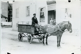 Västerås.
Fotogenåkare med häst och vagn. C:a 1900.