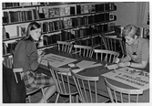 Skyltmålning på ungdomsavdelningen på Örebro Stadsbibliotek på Fabriksgatan, 1969