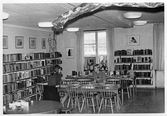 Skyltmålning på ungdomsavdelningen på Örebro Stadsbibliotek på Fabriksgatan, 1969