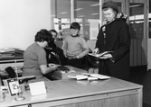 Utlåning av böcker på Adolfsbergs filialbibliotek, 1969