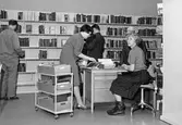 Utlåningsdisken på Mellringe Sjukhusbibliotek, 1960-tal