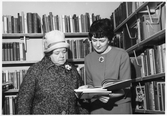 Besökare får hjälp på Mellringe Sjukhusbibliotek, 1960-tal