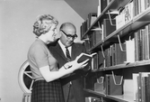 Bibliotekarie och besökare på Mellringe Sjukhusbibliotek, 1960-tal