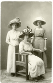Västerås.
Tre unga kvinnor anställda i Molanders eftr. (fru Heimer) Mode- och Tapesseriaffär, c:a 1920.