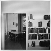 Läsvrå och hyllor i Axbergs folkbibliotek, 1955