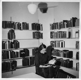 Bibliotekarie i Axbergs folkbibliotek, 1955