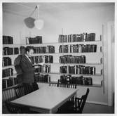 Besökare i Axbergs folkbibliotek, 1955