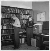 Besökare i Ekeby och Gällersta Folk- och Skolbibliotek i Ekeby Kyrkskola, 1955