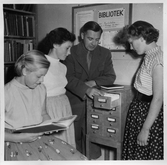 Visning av bokkatalogen i Ekeby och Gällersta Folk- och Skolbibliotek i Ekeby Kyrkskola, 1955