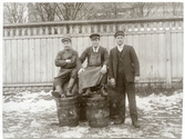 Västerås.
Tre män på tomten utanför Systembolaget vid Stadshotellet. 1900-1910-tal.
