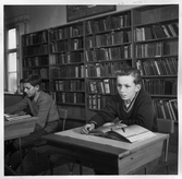 Elever studerar i Ekeby och Gällersta Folk- och Skolbibliotek i Ekeby Kyrkskola, 1955